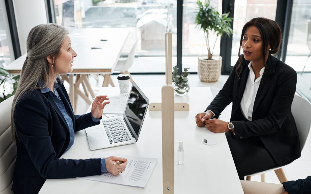 avocat en consultation avec un client dans un bureau