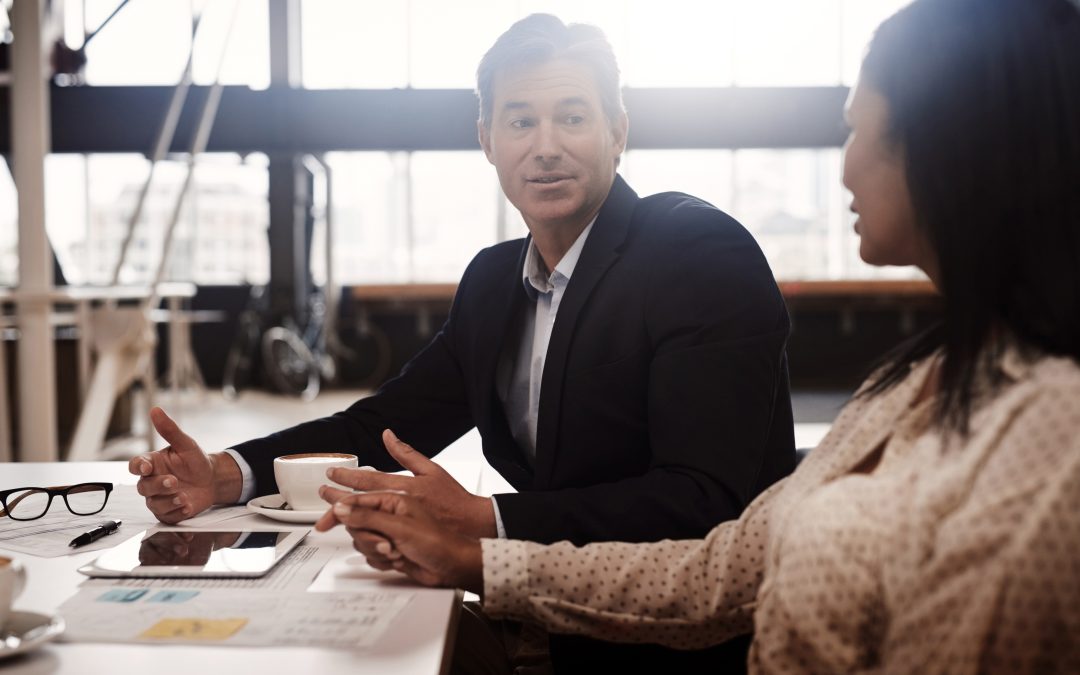 Avocat en discussion avec un client sur le droit du travail