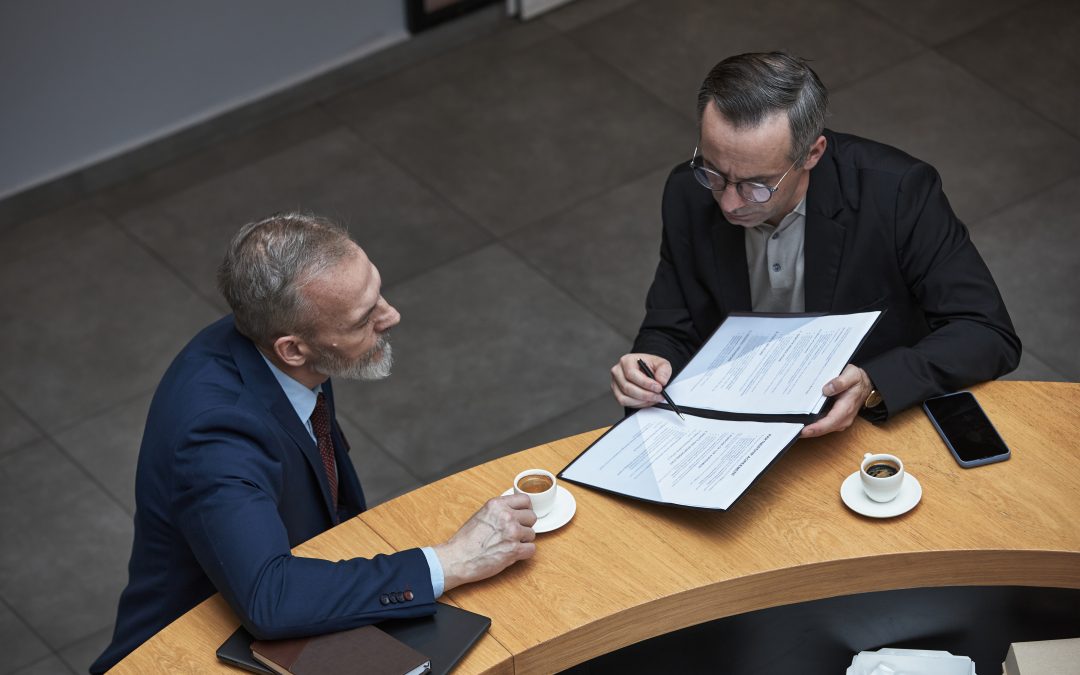avocat conseillant un client en droit du travail, discussion réelle