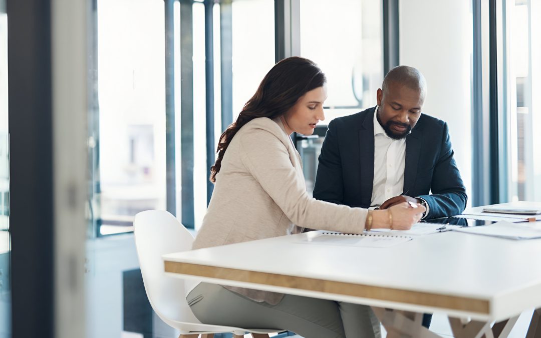 avocat en consultation avec un client en bureau